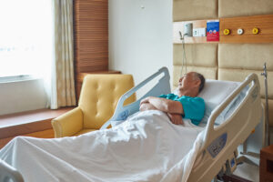 Understand delirium onset in seniors during hospitalization.